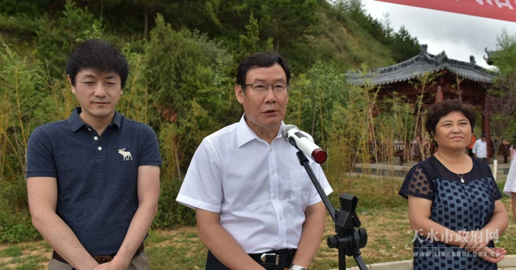 1501232078136625.jpg 中国报业协会秘书长胡怀福宣布活动启动.jpg