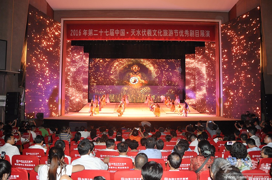 1499244750110673.jpg 全国政协副主席齐续春观看《一画开天》.jpg