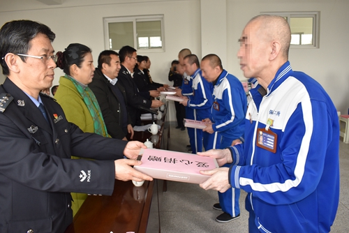 2、为戒毒人员赠送生活用品.jpg 2、为戒毒人员赠送生活用品.jpg