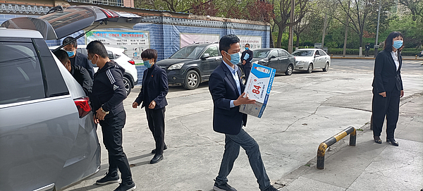 建行慰问照片2.jpg 建行慰问照片2.jpg