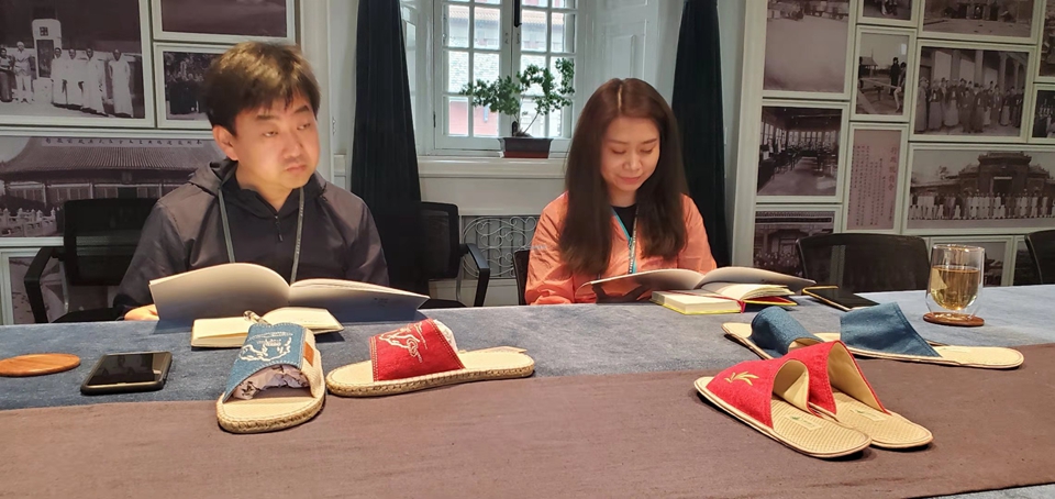 正在与文创部陈非主任洽谈.jpg 正在与文创部陈非主任洽谈.jpg