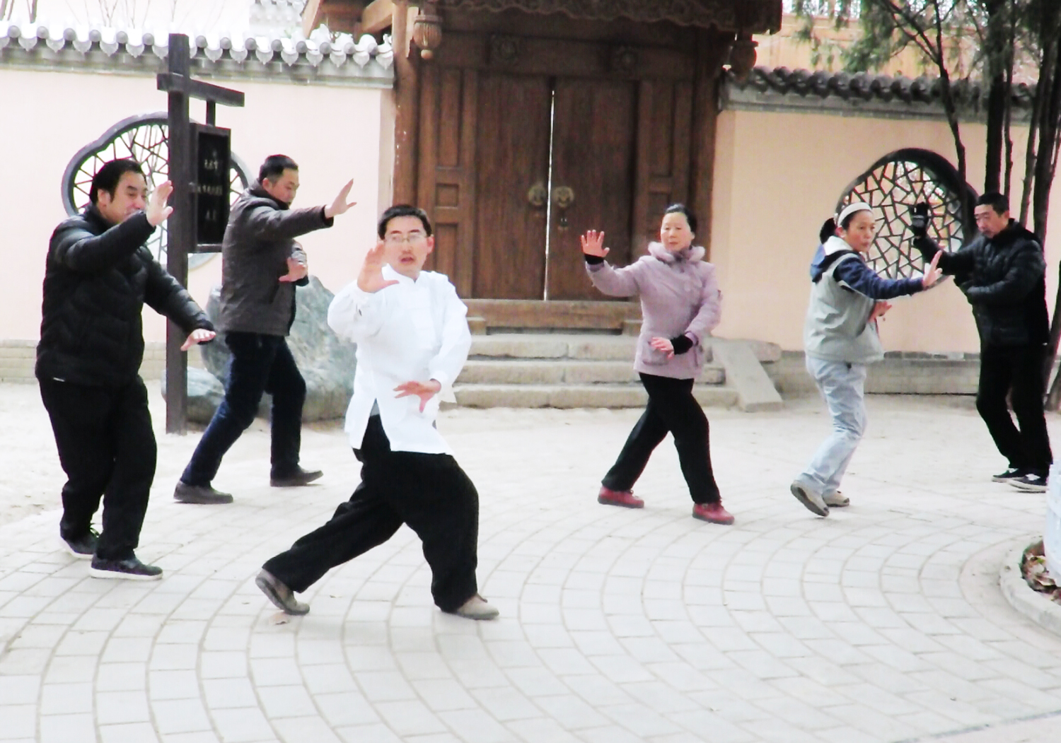 1509778601212835.jpg 05照片说明:2013年12月在天水市人民公园练习八卦养生掌。.jpg