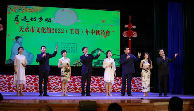 合诵《凤凰之歌》朗诵:曹文成、海和平等.jpg 合诵《凤凰之歌》朗诵:曹文成、海和平等.jpg