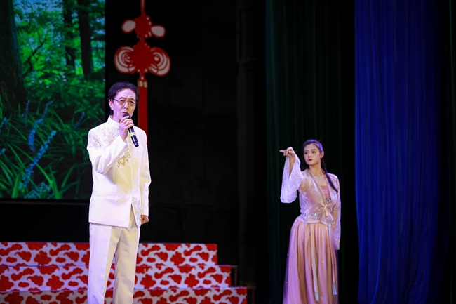 《佳人》朗诵:海和平 伴舞:孙雨晨.jpg 《佳人》朗诵:海和平 伴舞:孙雨晨.jpg