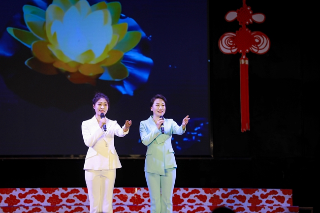 《月下轻歌》朗诵:罗冰垚、蔡娟.jpg 《月下轻歌》朗诵:罗冰垚、蔡娟.jpg