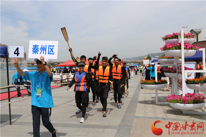 1499416685239687.jpg 天水秦州区龙舟队出发参赛.jpg