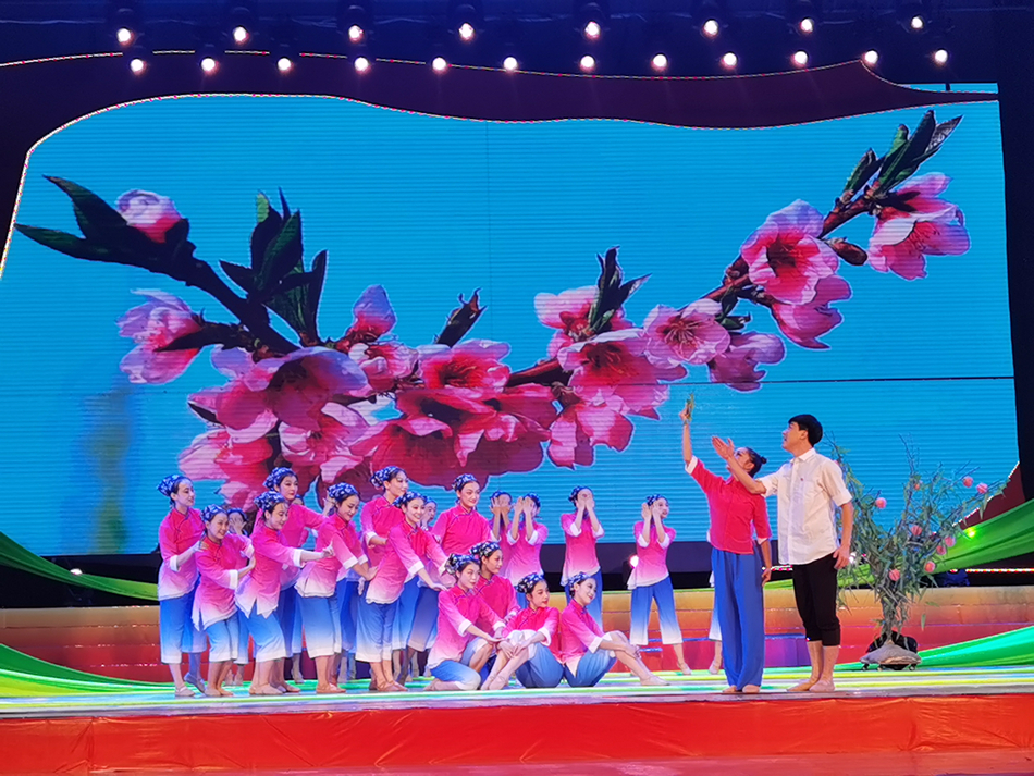 7情景舞蹈《致富路上蜜桃甜》.jpg 7情景舞蹈《致富路上蜜桃甜》.jpg