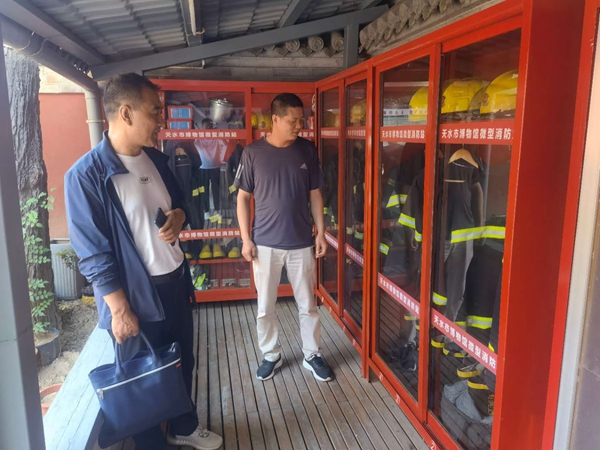 检查微型消防站.jpg 检查微型消防站.jpg