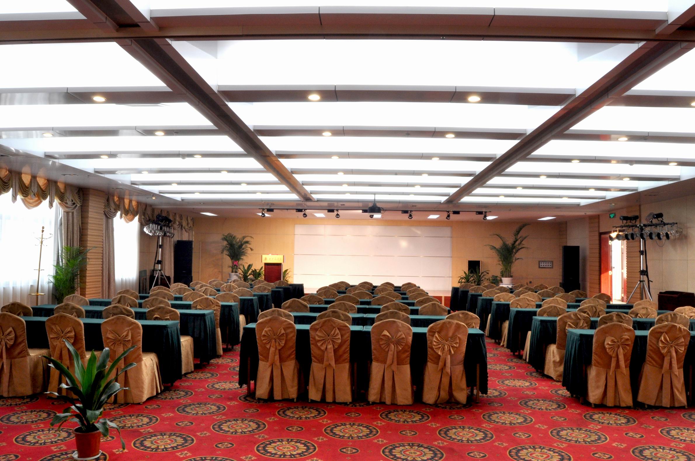 1499329825551237.jpg 八楼阳光厅面积362.8平方米,容纳240人配备投影仪、音箱、台式话筒6个、无线麦4个红木主席台,舞台.jpg