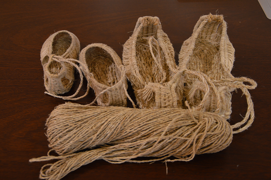 1510110992130808.jpg 传统麻鞋式样一只船.JPG