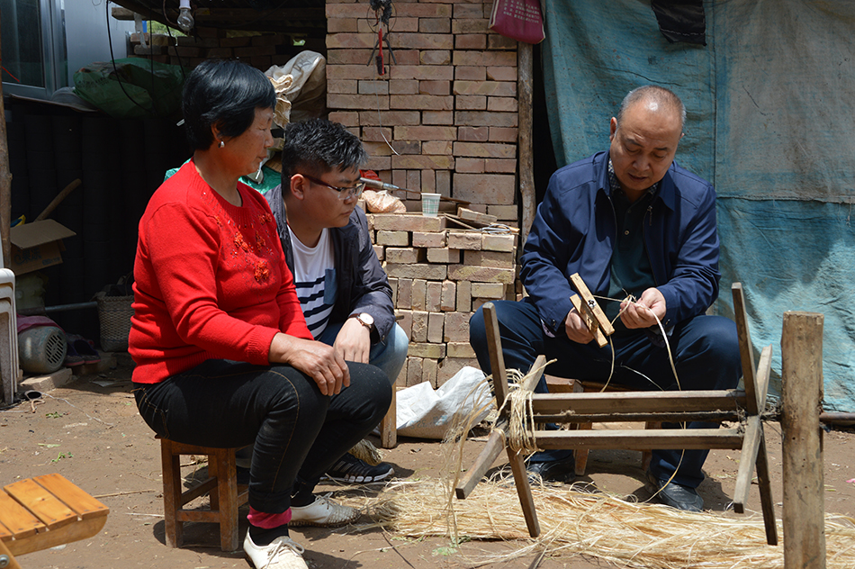 1510110968325062.jpg 甘谷麻鞋制作流程----拧绳.JPG