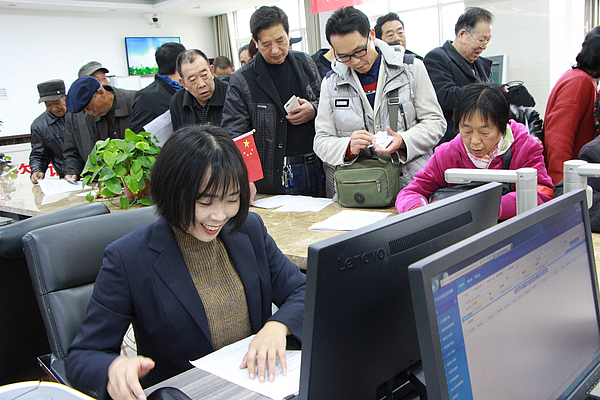 韩书琴办业务.JPG 韩书琴办业务.JPG