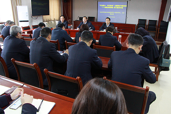 张主任讲党课.JPG 张主任讲党课.JPG