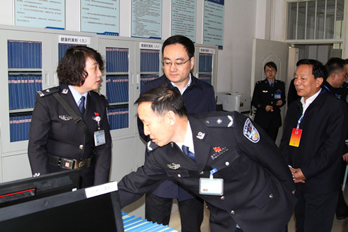 3.余建副省长在省女子监狱详细查看了解监狱医疗卫生工作情况_副本.jpg