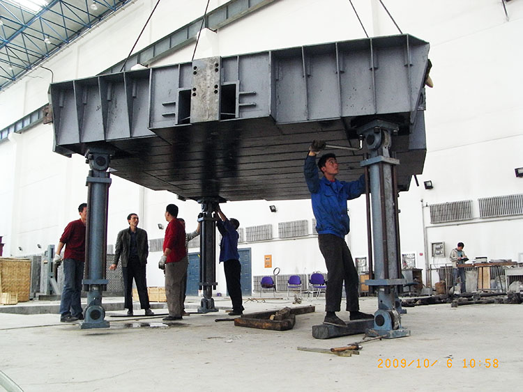 4m×4m双水平向模拟地震振动台现场安装照片.jpg 4m×4m双水平向模拟地震振动台现场安装照片.jpg