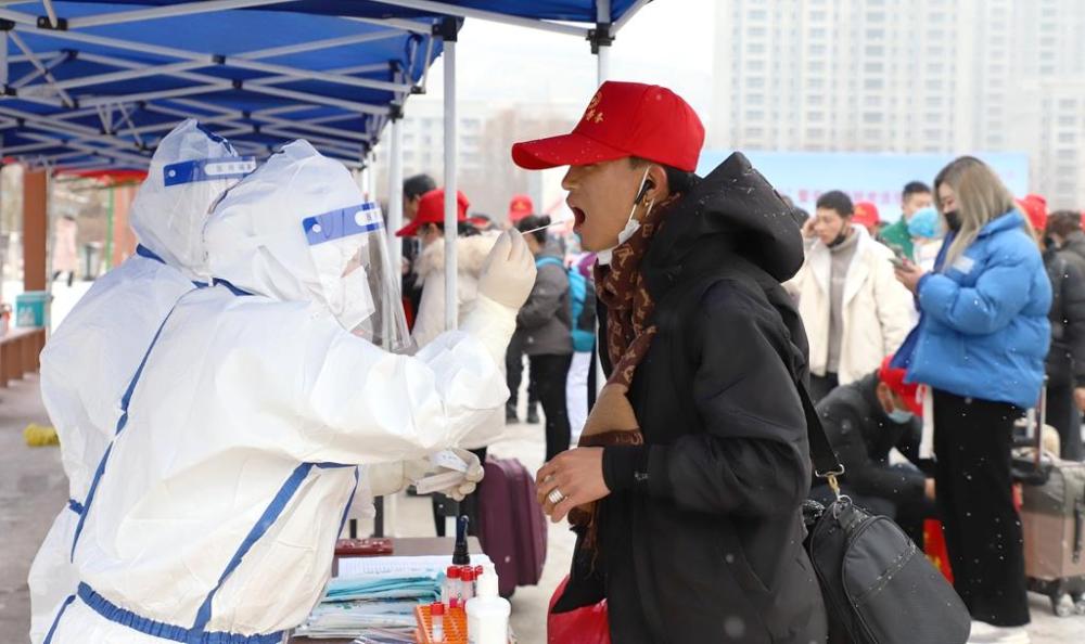 1650538176106880.jpg 给外出务工者核酸检测.jpg