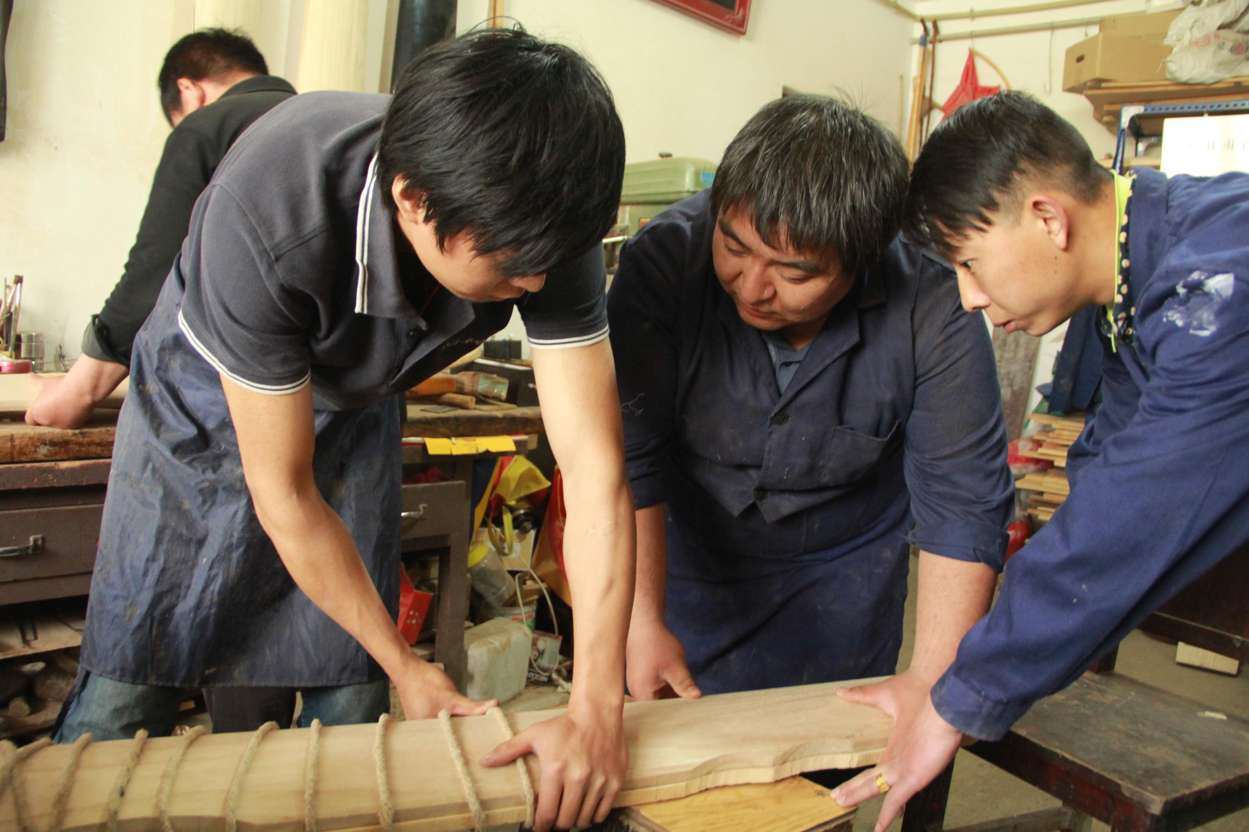 1511317832451962.jpg 2016年 天水古琴制作技艺传承人张涛正在进行合琴技艺流程.JPG