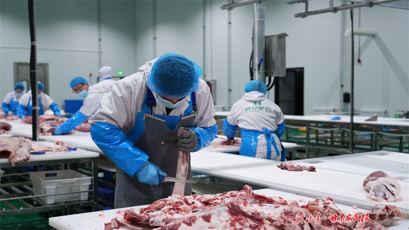 工人们按照不同部位进行肉牛分割