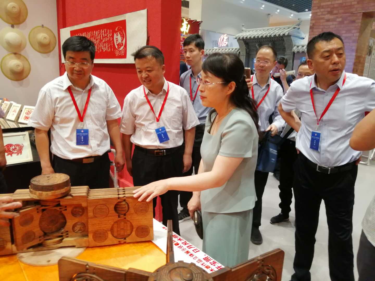 1560161243628909.jpg 张玉红副司长参观天水展厅.jpg