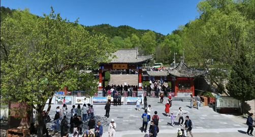 麦积山大景区假日旅游接待再掀热潮,上午十时,麦积山景区门票已售罄