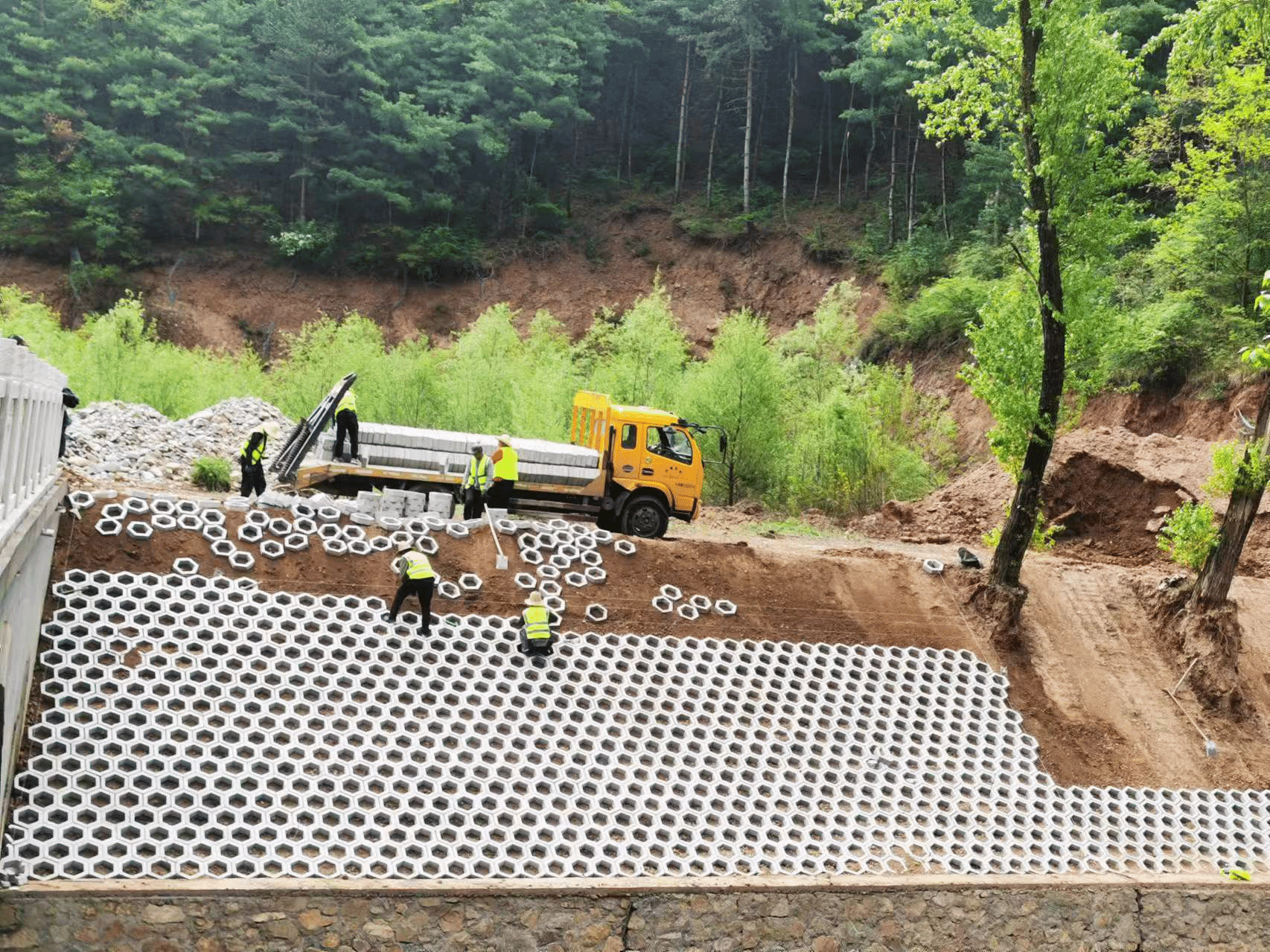 武山县水保站:"五一"不停工 治山理水逐新绿