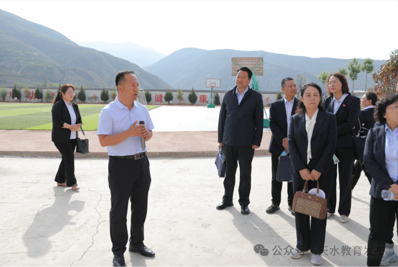 (秦州)天水市新华门小学赴武山红军小学开展送教下乡暨捐赠帮扶活动
