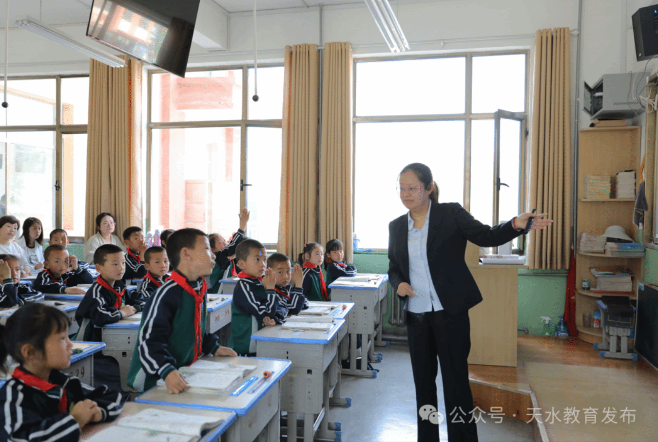 (秦州)天水市新华门小学赴武山红军小学开展送教下乡暨捐赠帮扶活动