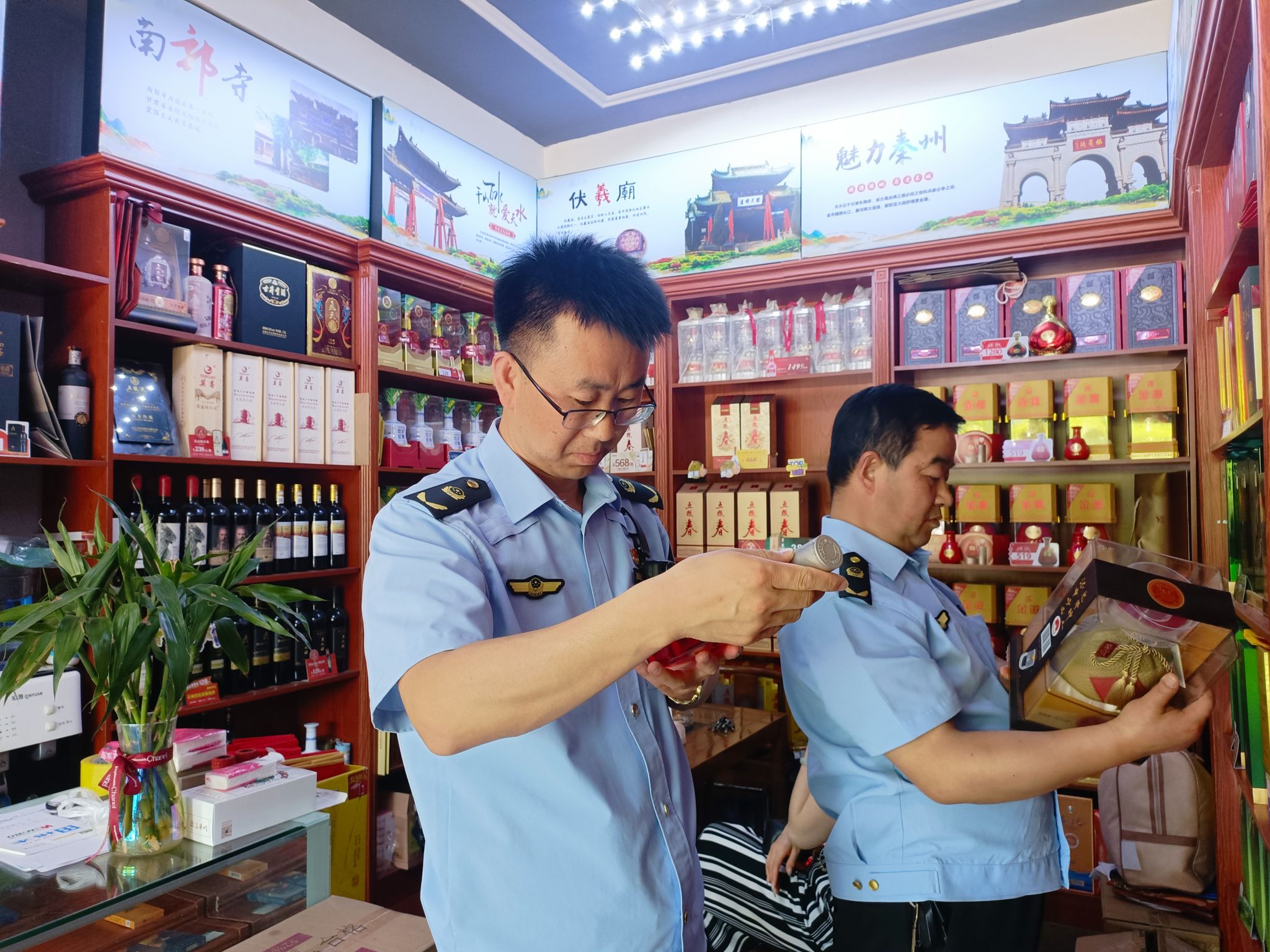 执法人员以名烟名酒销售店,综合超市等酒类经营场所为重点区域,现场