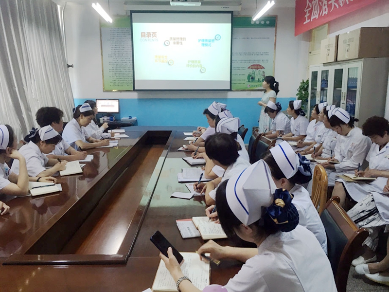 02 8.4郭靓护士长讲课.jpg