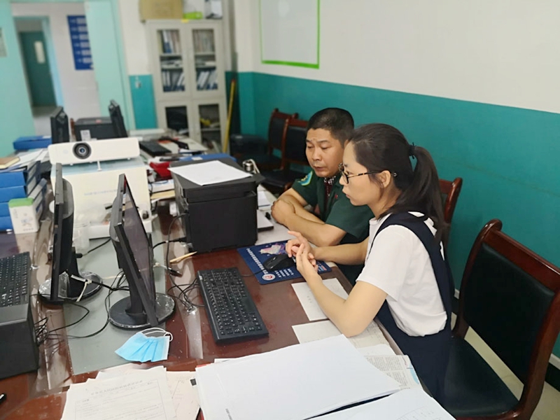 8.4 张丽指导工作现场.JPG