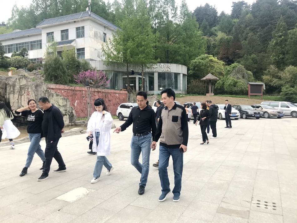 2检查麦积山植物园山庄旅游设施情况.jpg 2检查麦积山植物园山庄旅游设施情况.jpg