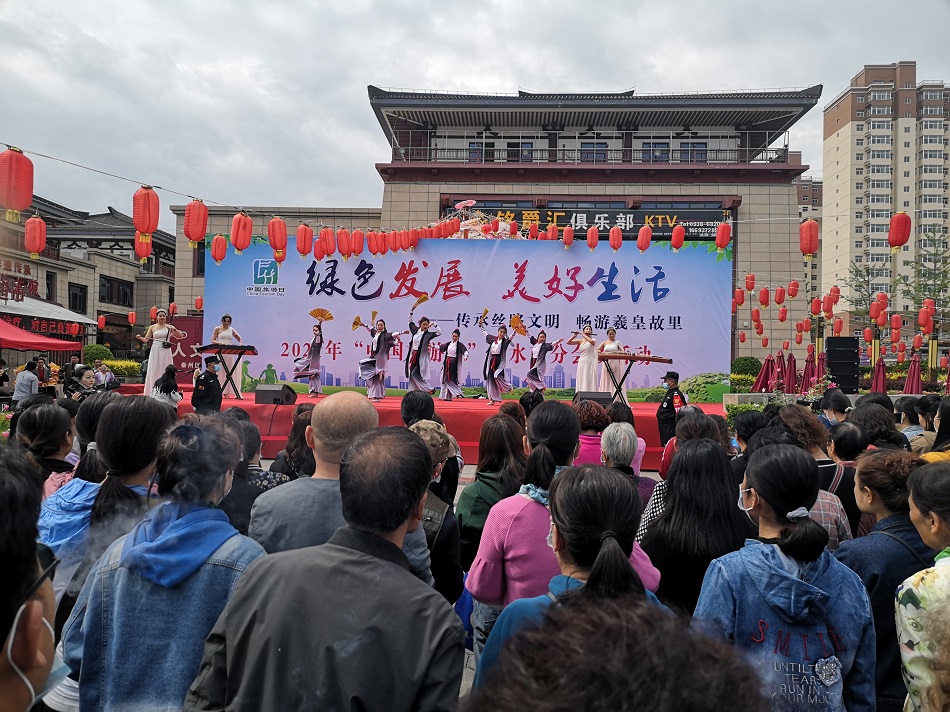 文艺演出.jpg 文艺演出.jpg