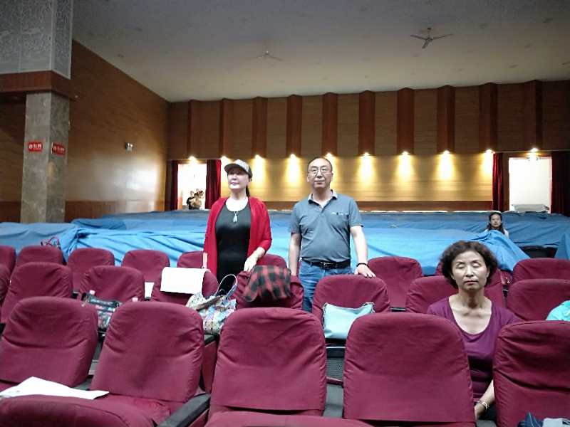 1560841872386640.jpg 国家一级编辑曹锐、市西秦腔研究院院长赵志雄现场指导排练工作.jpg