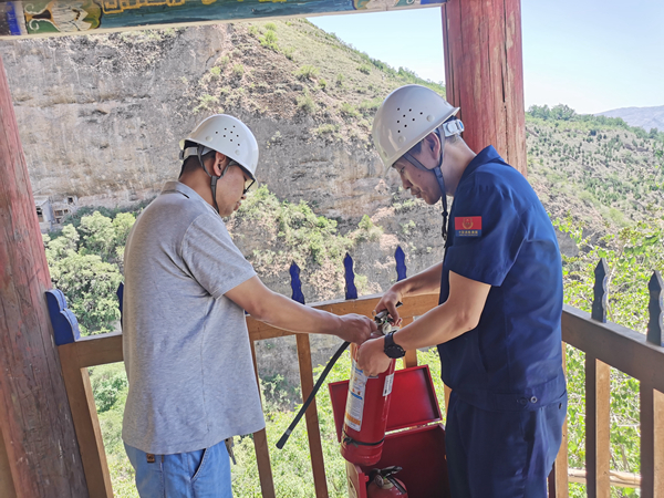 检查消防器材.jpg 检查消防器材.jpg