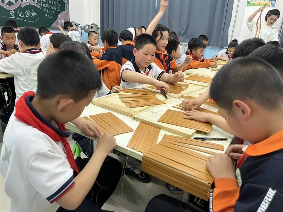 甘谷县博物馆走进张家景文泽学校开展“载文之物 竹简制作”主题社教活动.jpg 甘谷县博物馆走进张家景文泽学校开展“载文之物 竹简制作”主题社教活动.jpg