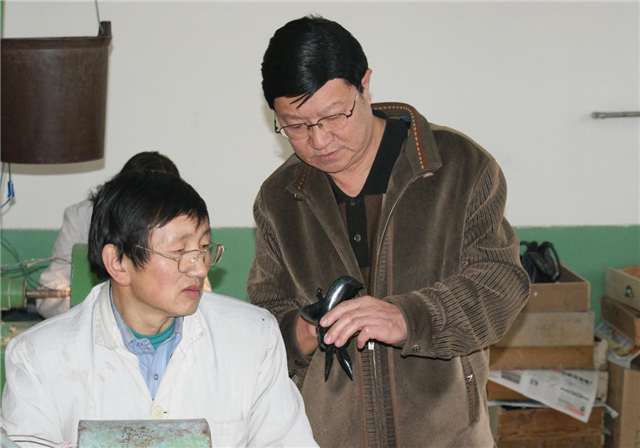 1552984353874663.jpg 夜光杯雕国家级代表性传承人黄越肃在授徒传艺.jpg