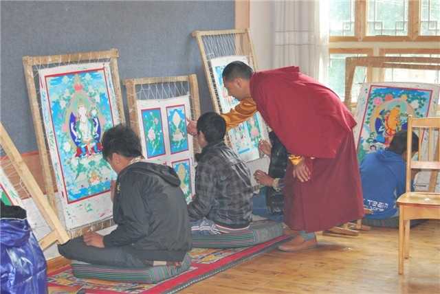 1552984249123828.jpg 甘南藏族唐卡国家级代表性传承人希热布在指导学生.jpg