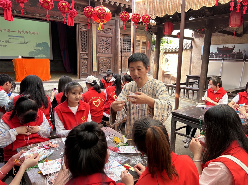 天水民俗博物馆共同举办“十指绣乾坤——天水市博物馆馆藏与天水刺绣非遗传承人刘云帆先生收藏刺绣精品展”。.jpg 天水民俗博物馆共同举办“十指绣乾坤——天水市博物馆馆藏与天水刺绣非遗传承人刘云帆先生收藏刺绣精品展”。.jpg