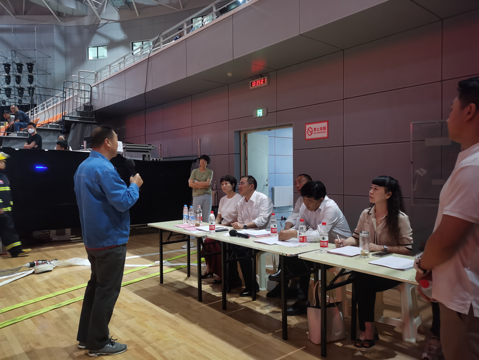 5(听取电力保障应急方案汇报).jpg 5(听取电力保障应急方案汇报).jpg