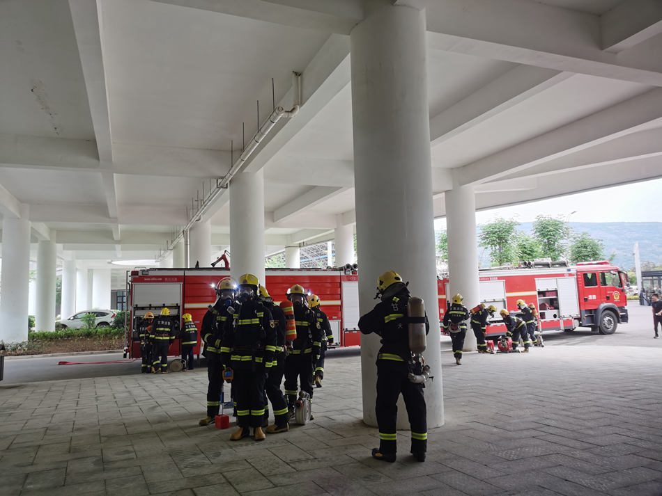 3(场外消防保障待命).jpg 3(场外消防保障待命).jpg