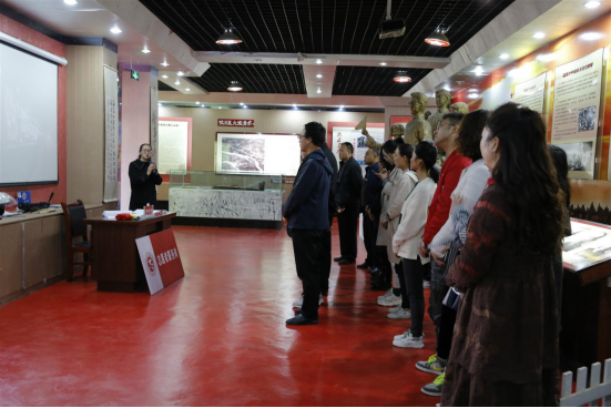 缅怀革命先烈 传承红色精神376.png