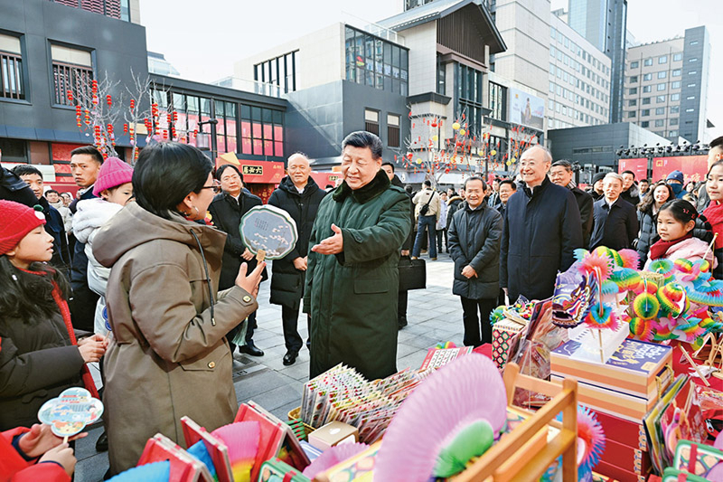 2026年2月9日至10日,中共中央总书记、国家主席、中央军委主席习近平在北京考察并看望慰问基层干部群众。这是10日上午,习近平在东城区隆福寺街区新春市集考察时,同现场群众亲切交流。