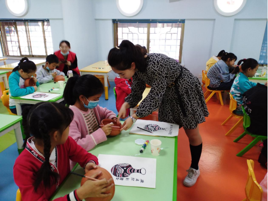 5.18国际博物馆日|麦积区博物馆举办“博物馆里的彩陶梦——素彩陶绘制”主题社教活动872.png