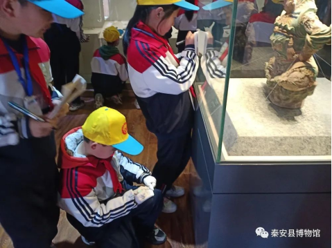 西川中心小学和秦安县第一小学师生走进县博物馆开展清明节研学活动569.png 西川中心小学和秦安县第一小学师生走进县博物馆开展清明节研学活动569.png