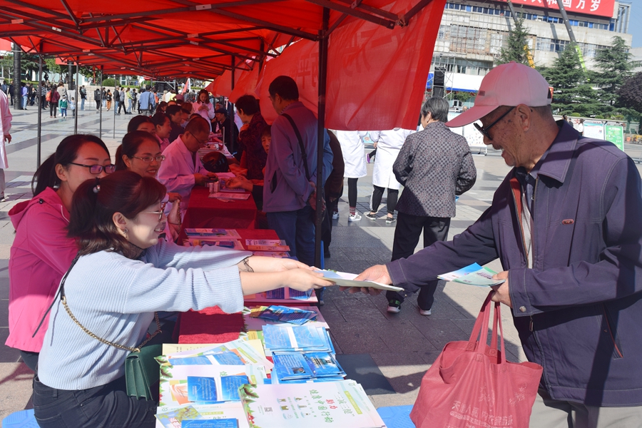 区疾控广场宣传 (2).JPG