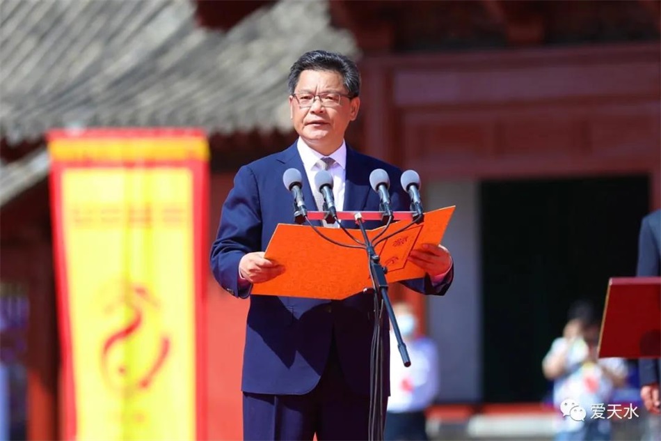 2省委副书记、省长任振鹤出席公祭伏羲大典并恭读祭文.jpg 2省委副书记、省长任振鹤出席公祭伏羲大典并恭读祭文.jpg