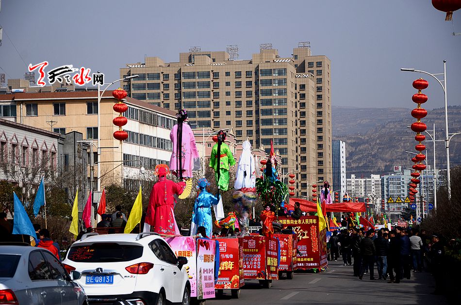 1499223980135911.jpg 麦积社火“耍”出火热天水年.jpg