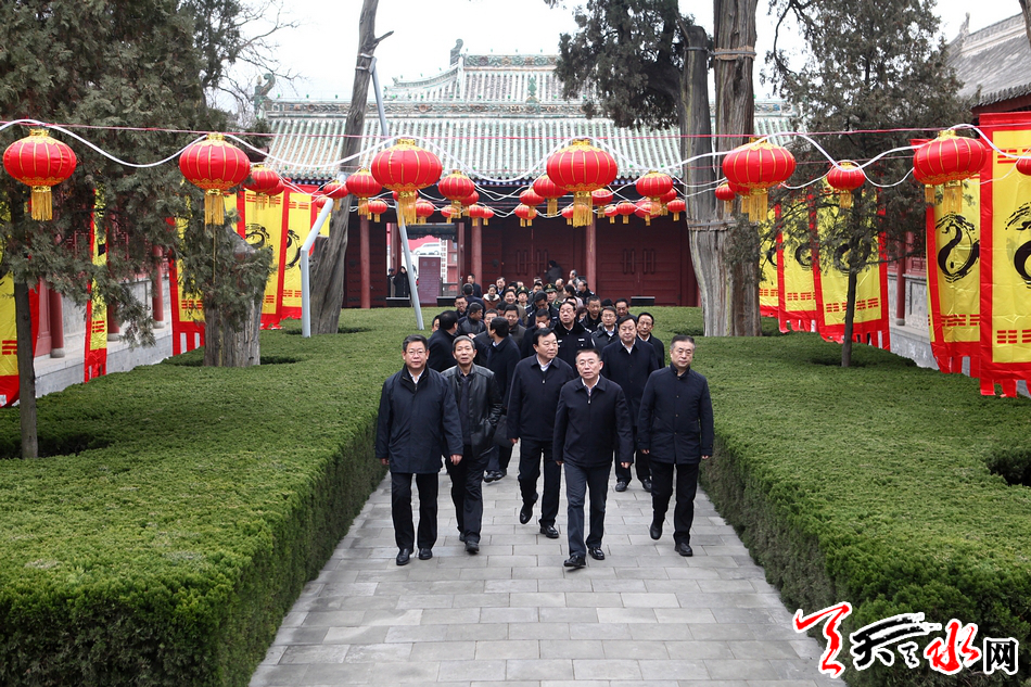 1499223674136096.jpg 王锐检查伏羲庙春节文化庙会准备工作.jpg