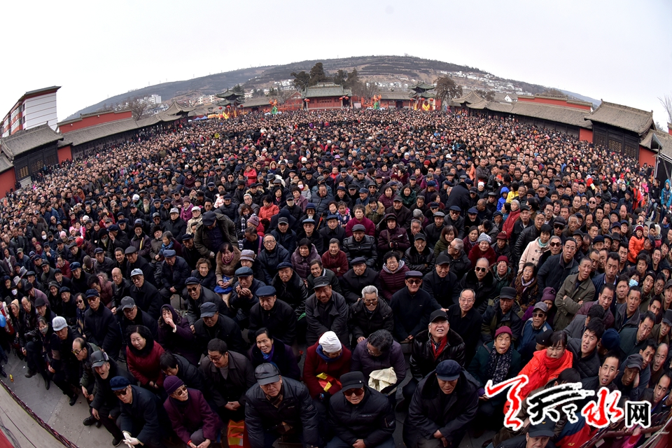 1499224865311119.jpg 天水伏羲庙秦腔演出场面堪比春运1.jpg