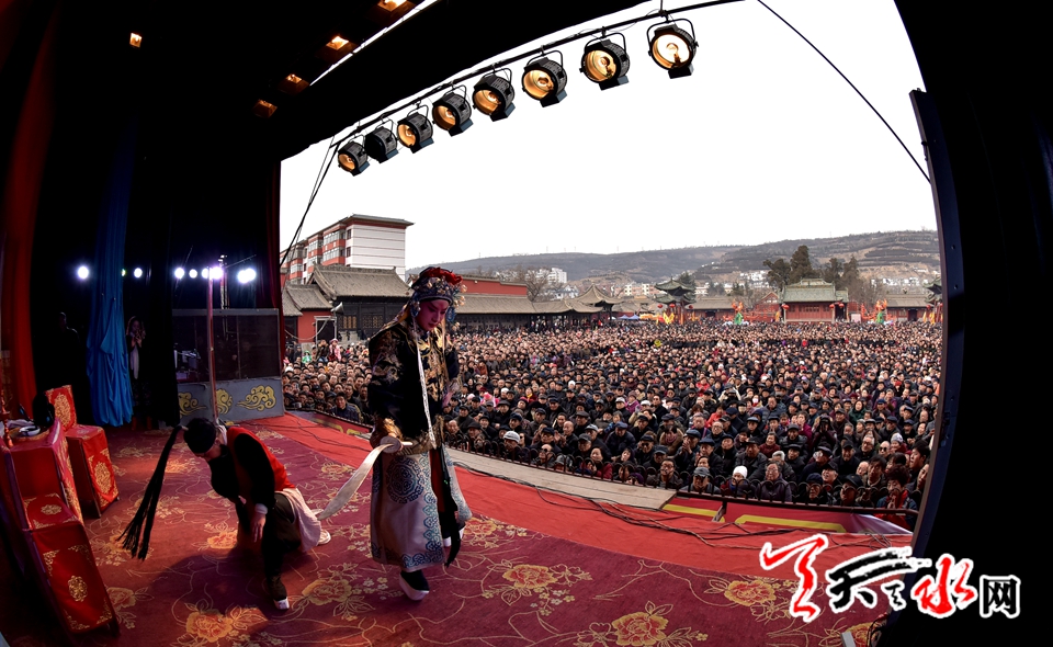 1499224266114240.jpg 天水伏羲庙秦腔演出场面堪比春运.jpg